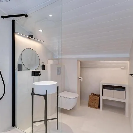 Lovely - Port De Nice