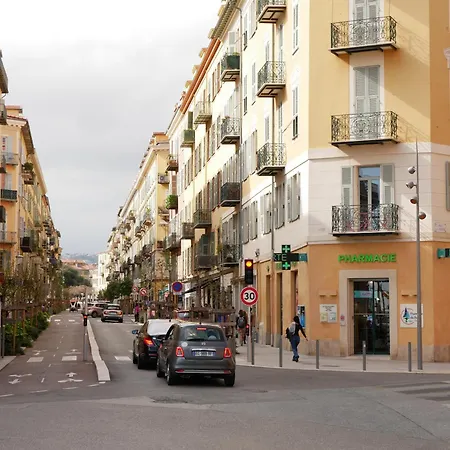 Lovely - Port De * Nice