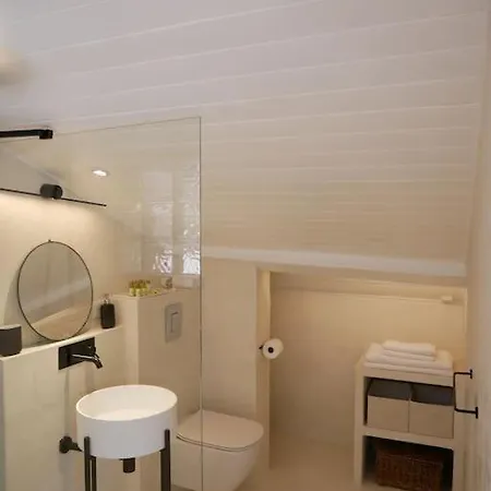 Lovely - Port De * ניס